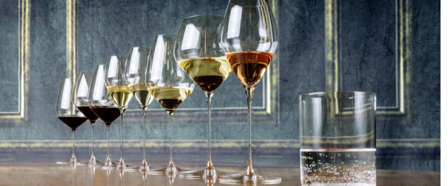 Hintergrundbild RIEDEL - Form für Geschmack – Glaskunst, die den Wein formt.