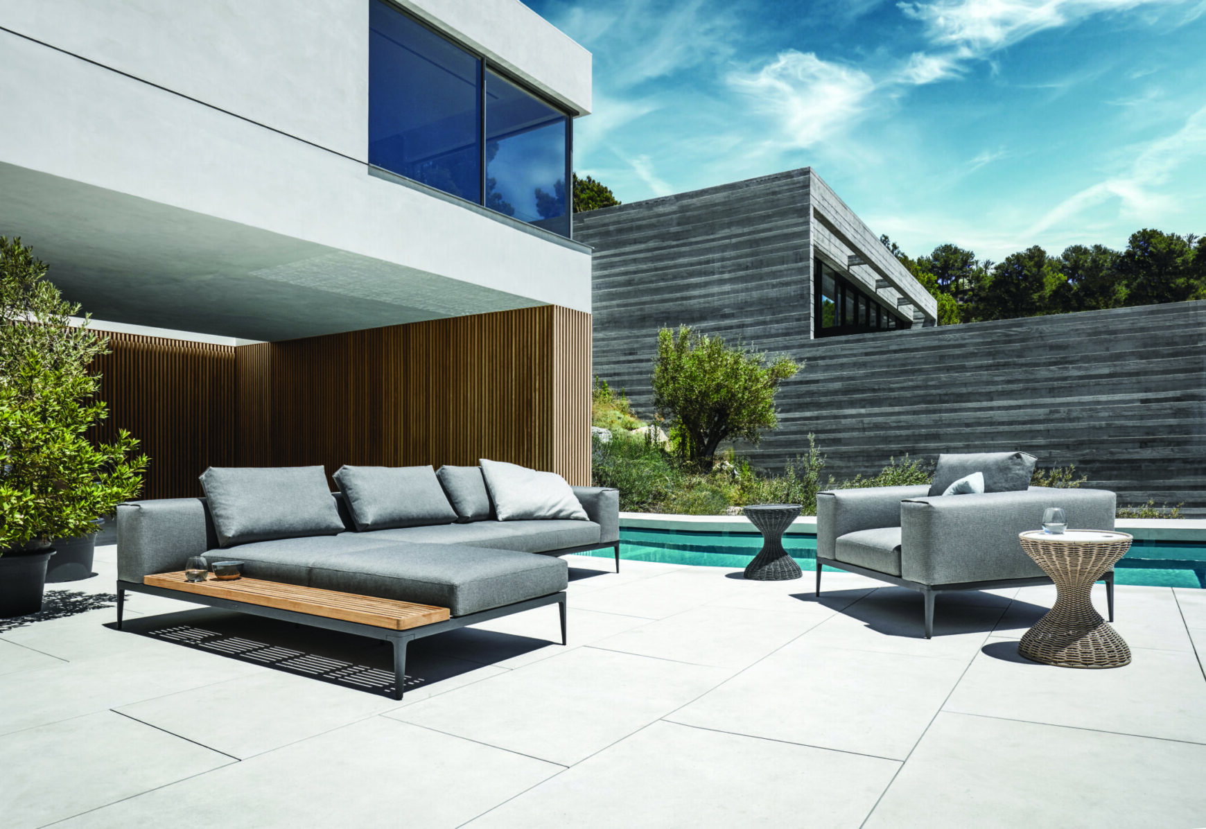 Hintergrundbild GLOSTER - Design-Gartenmöbel aus hochwertigem Teak-Holz