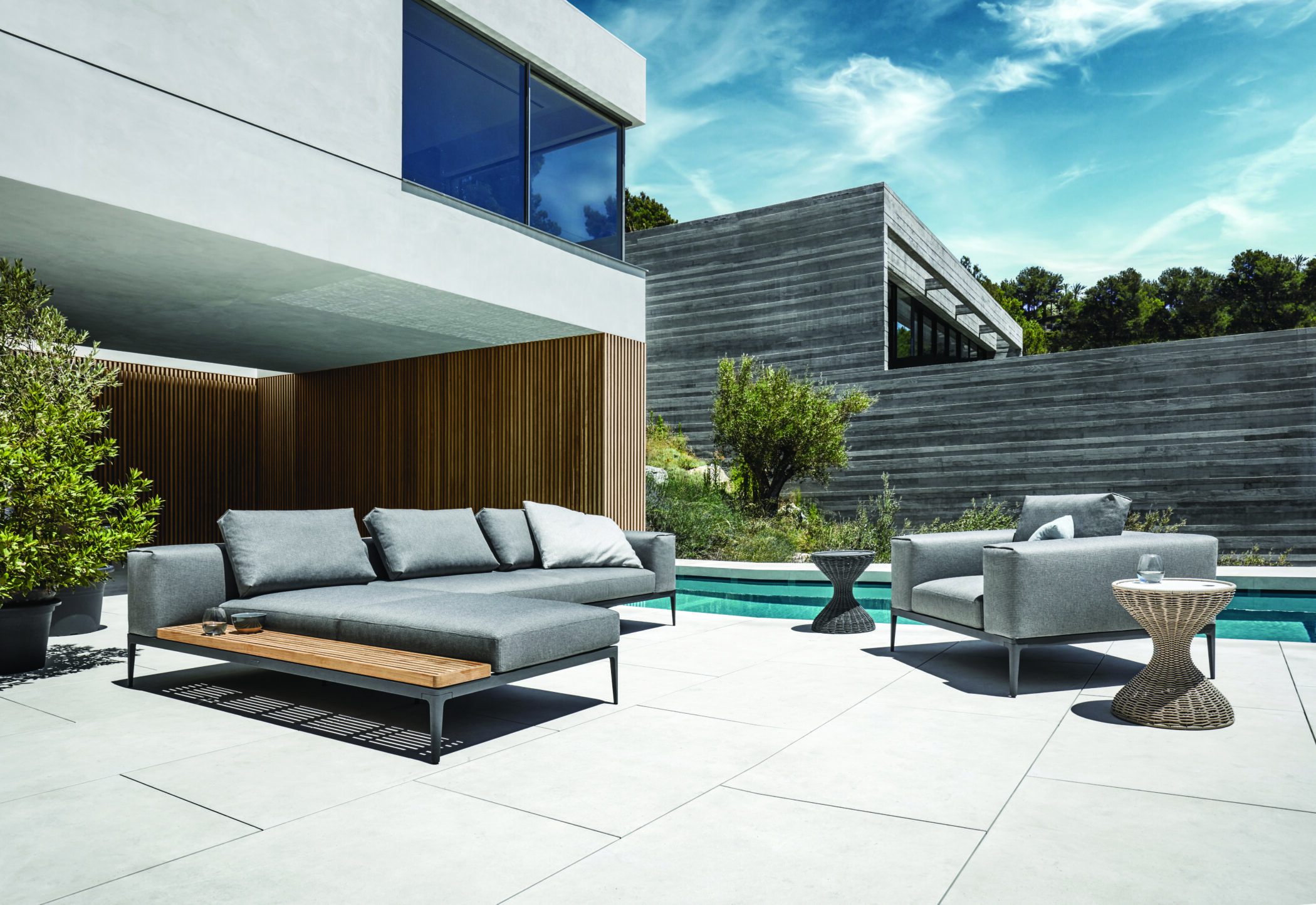 Hintergrundbild GLOSTER - Design-Gartenmöbel aus hochwertigem Teak-Holz