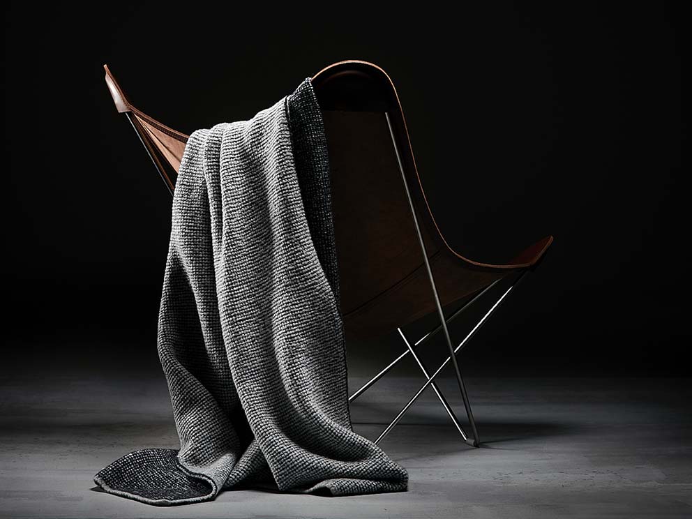 Hintergrundbild UDO SCHUERMANN - Hochwertige Decken & Plaids aus edlen Materialien